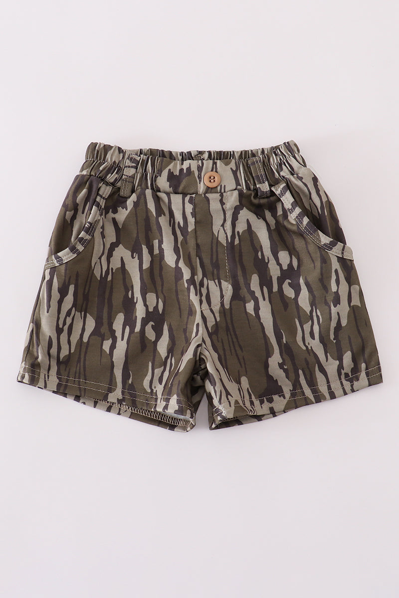 Camouflage print shorts with elastic waistband, perfect for playful outdoor adventures.