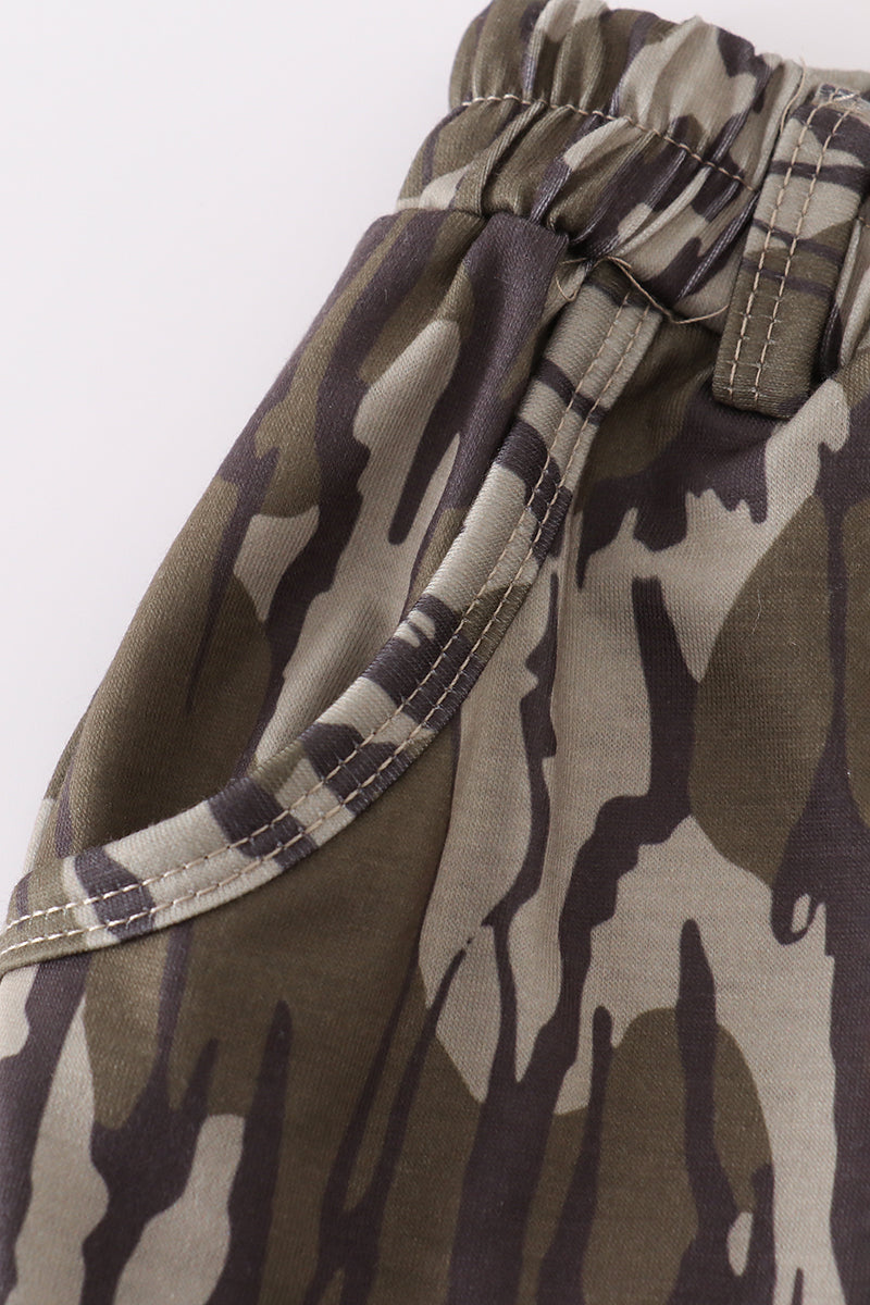 Camouflage print shorts with elastic waistband, perfect for playful outdoor adventures.