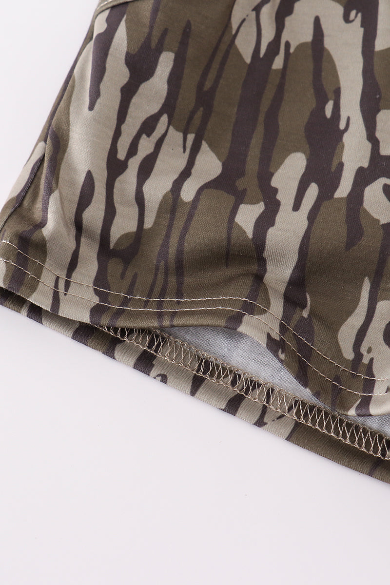 Camouflage print shorts with elastic waistband, perfect for playful outdoor adventures.