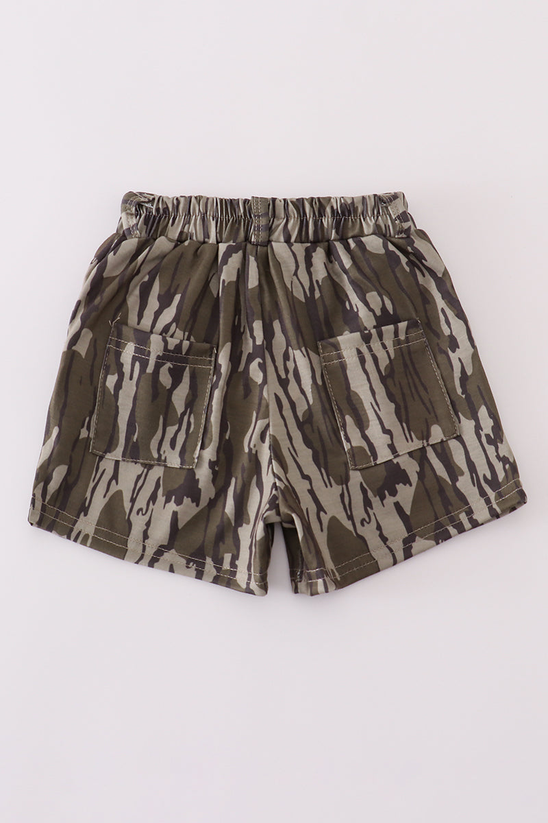 Camouflage print shorts with elastic waistband, perfect for playful outdoor adventures.