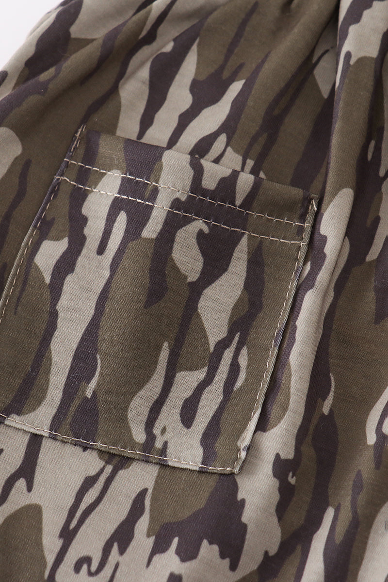 Camouflage print shorts with elastic waistband, perfect for playful outdoor adventures.