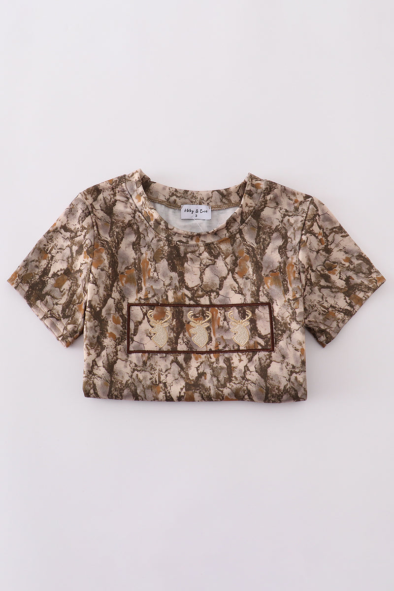 Brown shorts set with three embroidered deer, perfect for playful, cozy days.